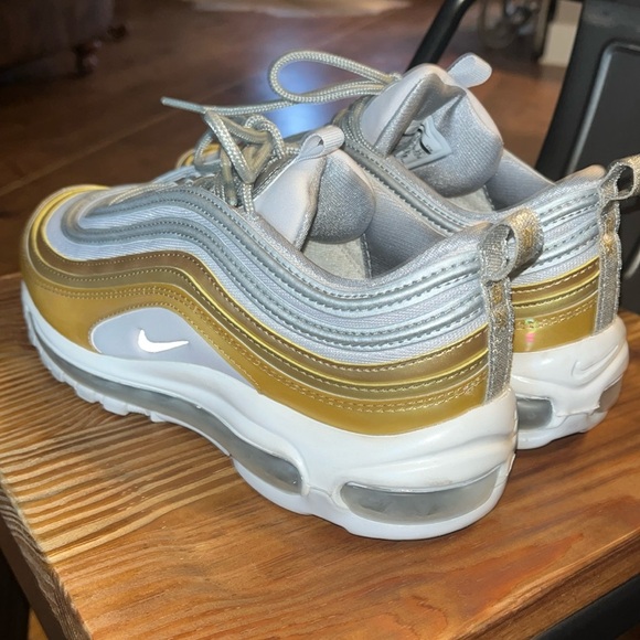 🌟Unique Nike Tennis Shoes Size 8 Great condition!!🌟 - Picture 2 of 5